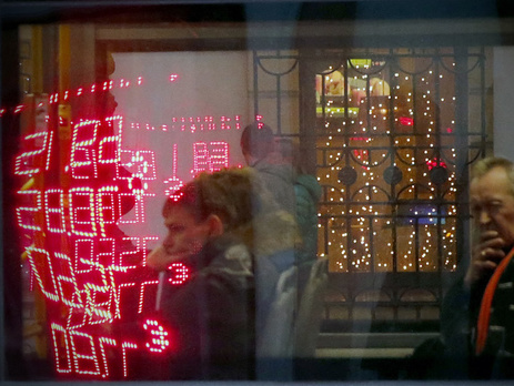 Курс рубля на бирже пробил отметку 82 руб./$, евро торгуется по 90 руб/€