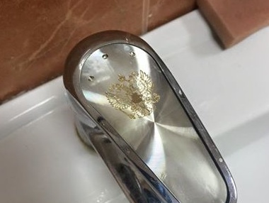 Адвокат Полозов: На кранах в туалете Верховного суда оккупированного Крыма разместили герб РФ 