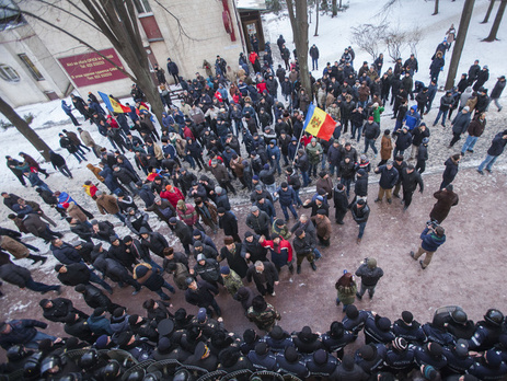 Избрание Филипа премьером Молдовы привело к противостоянию демонстрантов с полицией. Фоторепортаж