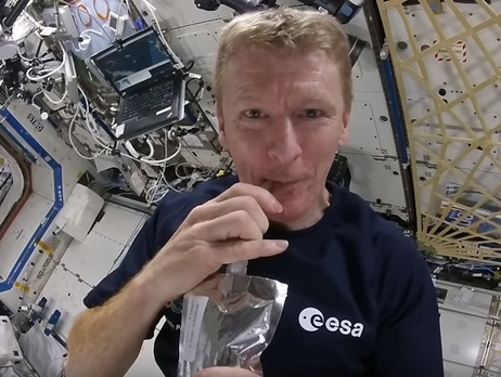 Астронавт Тимоти Пик показал землянам, как сделать кофе в невесомости
