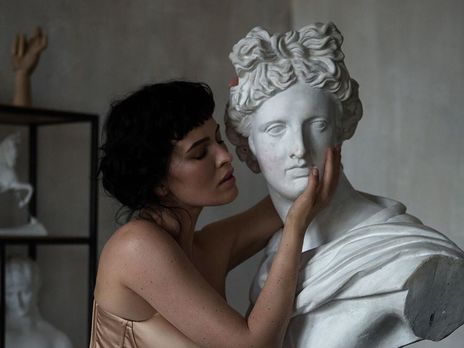 Астафьева в корсете позировала среди статуй