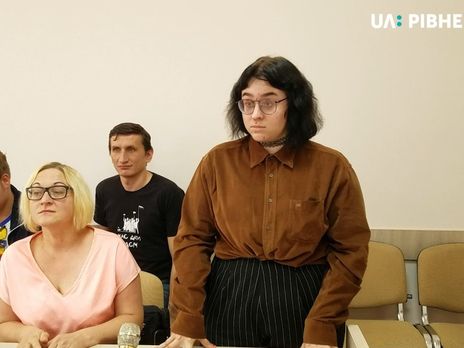 ﻿Апеляційний суд визнав невинуватими неповнолітню дівчину та її друга, які влаштували у Рівному пікет проти Зеленського