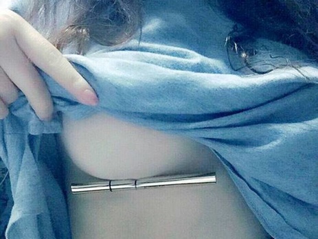 Ручка под грудью – новый тренд соцсетей