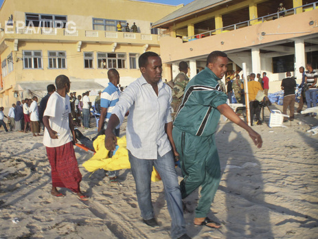 В Сомали при нападении боевиков на ресторан погибло более 20 человек