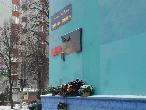 В Ровно неизвестный разбил мемориальную доску Степану Бандере