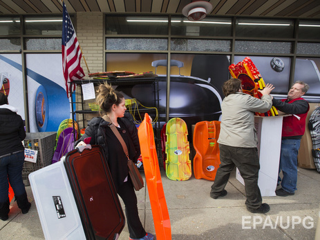 Жители восточных штатов США штурмуют магазины в ожидании снежной бури. Фоторепортаж