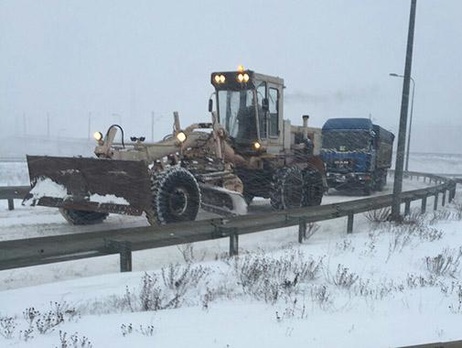 В четырех областях продолжают действовать ограничения движения транспорта по автодорогам из-за непогоды