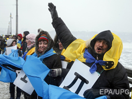 В День соборности украинцы соединили живой цепью два берега Днепра. Фоторепортаж