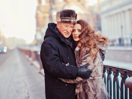 25-летняя жена актера Краско поделилась романтическими снимками с 85-летним мужем. Фоторепортаж