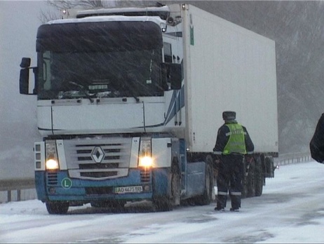 Ограничения движения транспорта по автодорогам из-за непогоды продолжают действовать в двух областях