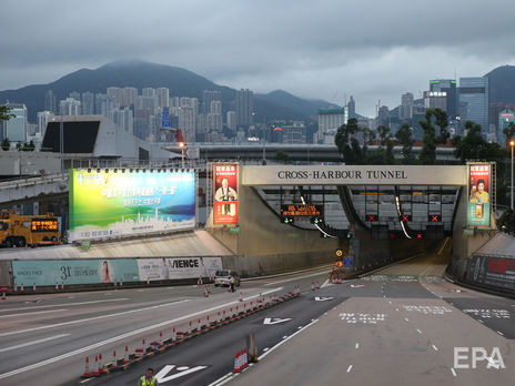 В Гонконге протестующие перекрывали тоннель, связывающий островную часть района с материком