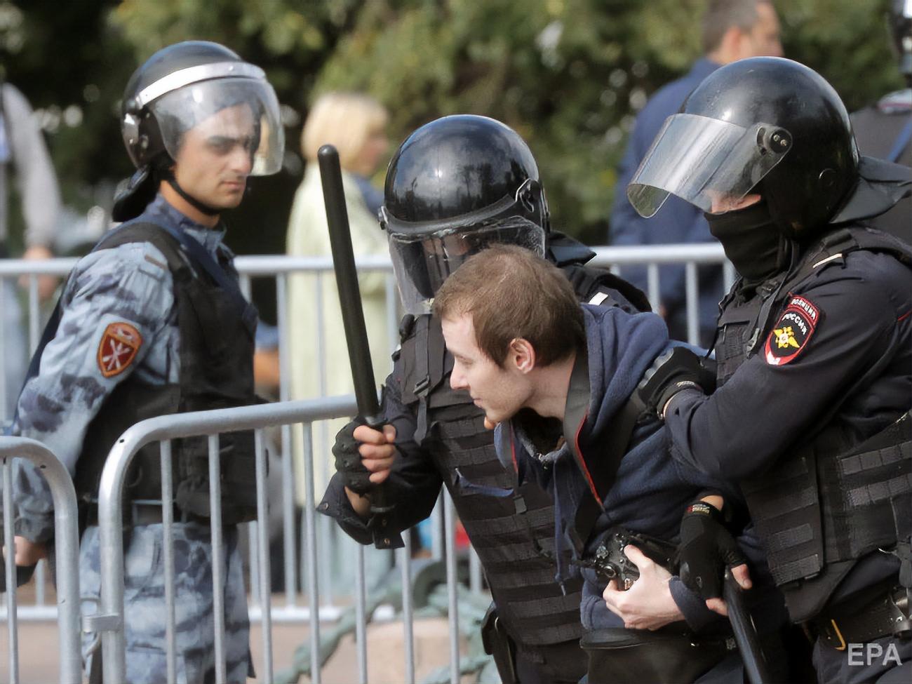 Полиция использует. Применение силы полиция. Фото полиция Китая разгоняют силой митингующих.