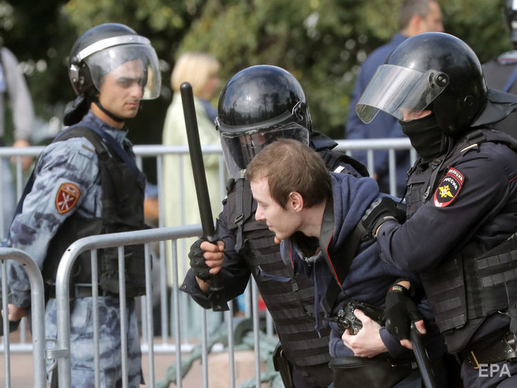 ﻿Акція протесту в Москві. Поліція застосовувала до мітингувальників силу, є постраждалі