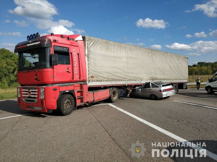 В Харьковской области в результате столкновения фуры и легкового автомобиля погибло три человека
