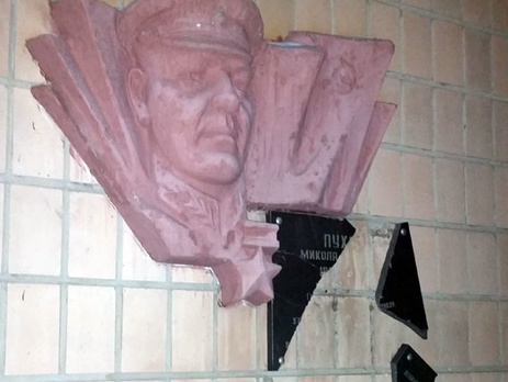 В Ровно неизвестные повредили за ночь три мемориальные доски