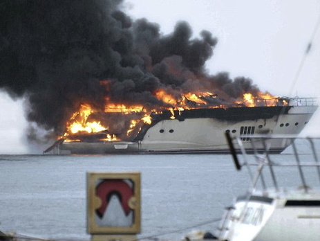 В турецком порту сгорела супер-яхта российского бизнесмена стоимостью около $6 млн. Видео