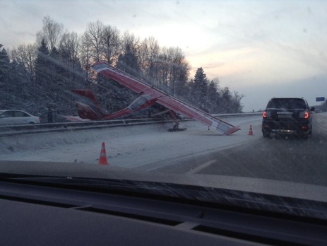 В Московской области самолет сел на трассу