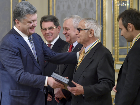Порошенко наградил выдающихся граждан Украины по случаю Дня соборности
