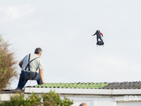 Французский экстремал Запата со второй попытки пересек Ла-Манш на летающей доске
