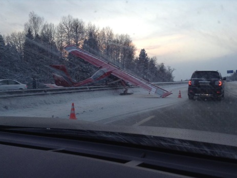 Самолет в Подмосковье сел на трассу потому, что закончилось топливо