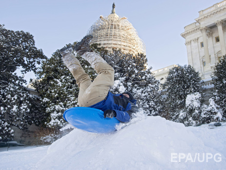 В Вашингтоне из-за снегопада сегодня не будут работать госучреждения и учебные заведения. Фоторепортаж