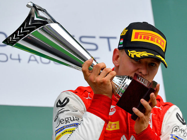 Сын Шумахера одержал первую победу в "Формуле-2"