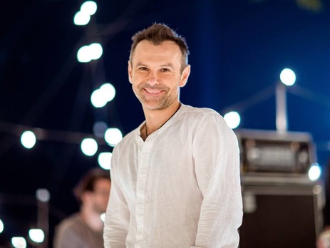 Вакарчук: Страну спасут те, кому будут ставить памятники после смерти, а не те, кто строит себе золотые памятники при жизни