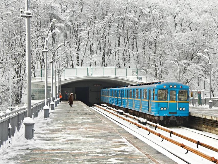На "красной" ветке киевского метро на полчаса остановились поезда