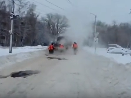 "Нанотехнологии" по-русски: в Липецке коммунальщики укладывают асфальт поверх снега на дороге. Видео