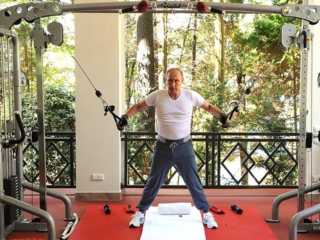 Согласно данным, приведенным в фильме, Владимир Путин самый богатый человек в Европе и один из богатейших в мире