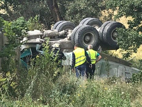В Харькове КамАЗ упал с моста, водитель получил тяжелые травмы