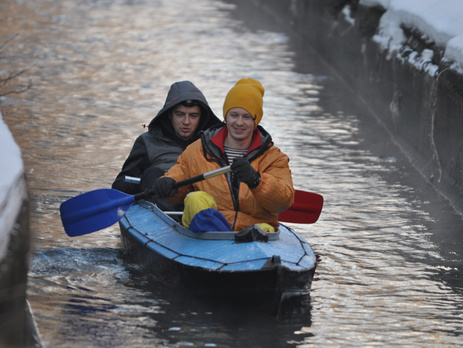  Киевляне сплавились по реке Лыбеди на байдарке. Фоторепортаж