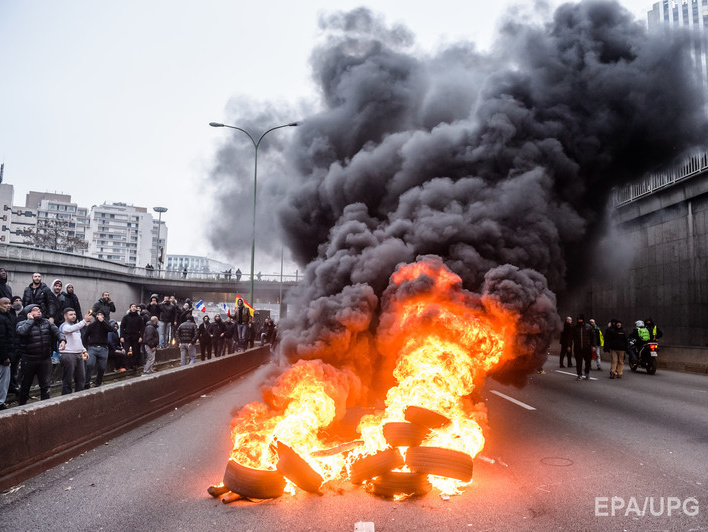 Забастовка таксистов парализовала движение в Париже. Видео