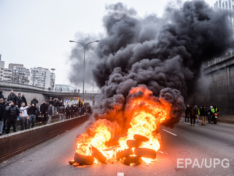 Забастовка таксистов парализовала движение в Париже. Видео