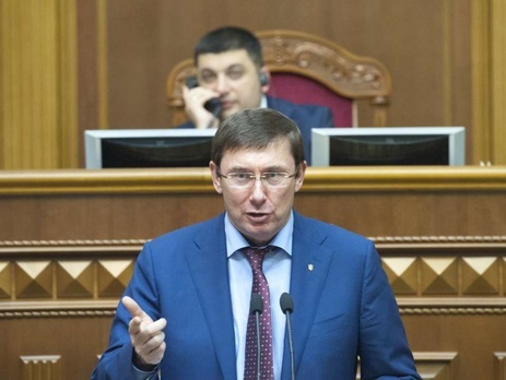 Луценко об идее референдума по изменениям Конституции: К шоу-группе борцов со 