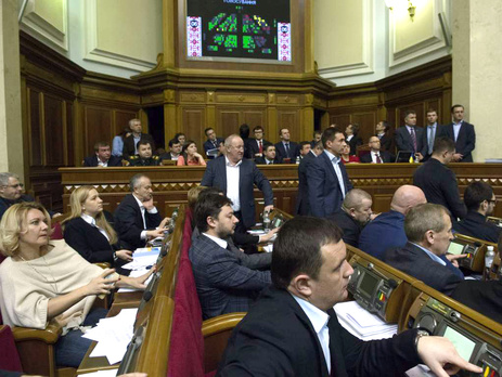 Рада ввела бесплатное обеспечение учебниками школьников и учителей