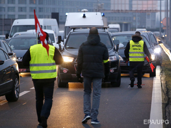 К забастовке французских таксистов присоединились педагоги