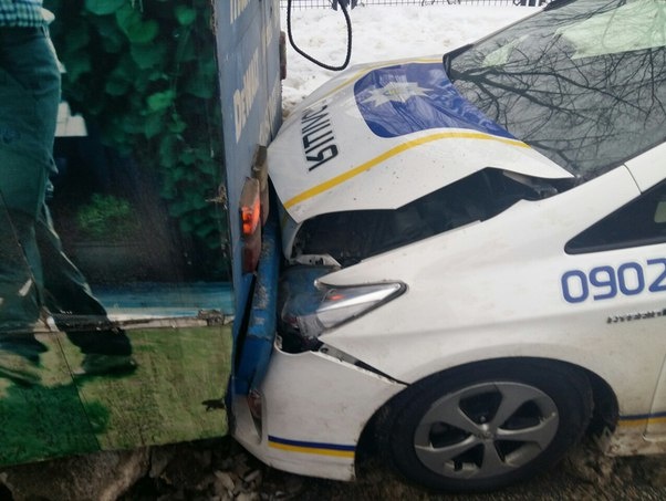 В Харькове машина патрульной полиции въехала в троллейбус