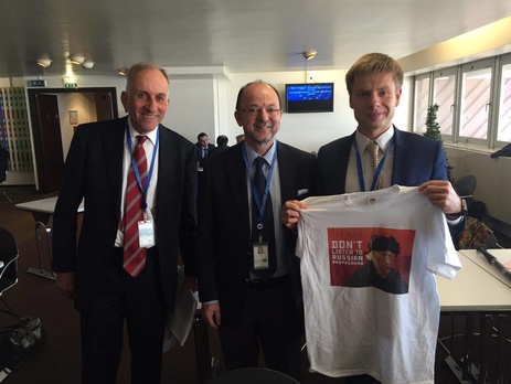 Делегаты ПАСЕ получили футболки с надписью 