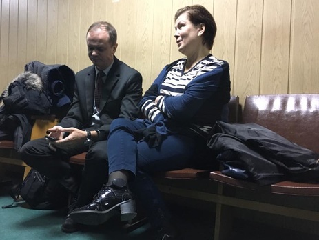 Наталья Шарина в суде, с электронным браслетом