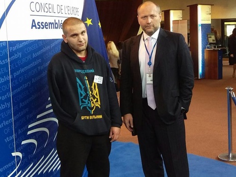 Украинский солдат, которому боевики отрубили руку за вытатуированный на ней трезубец, выступил в ПАСЕ