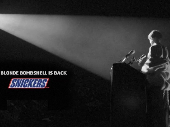 В новой рекламе батончика Snickers использовали образ Мэрилин Монро. Видео