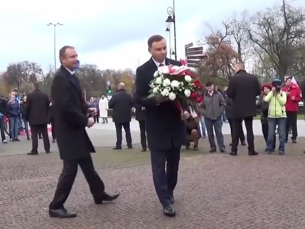В Польше автору ролика о "пьяном президенте Дуде, крадущем цветы из-под памятника", грозит три года тюрьмы