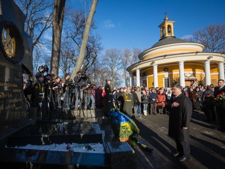 Порошенко почтил память героев Крут