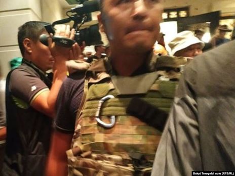 ﻿У Киргизстані спецпризначенці вдруге почали штурмувати резиденцію експрезидента Атамбаєва, постраждало 36 людей, одна загинула