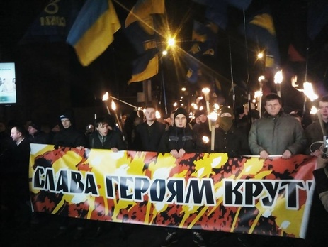 Свободовцы организовали в Киеве факельное шествие в честь годовщины битвы под Крутами. Фоторепортаж