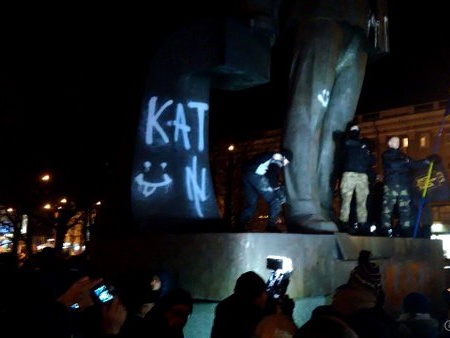 В Днепропетровске активисты снесли памятник Петровскому