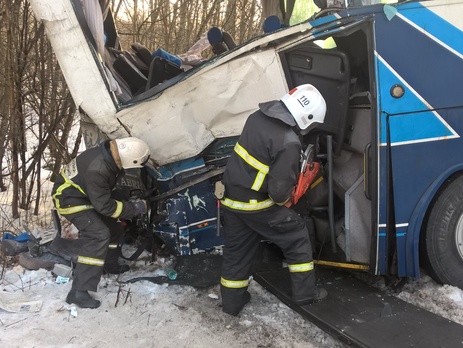 В Ленинградской области РФ туристический автобус столкнулся с грузовиком, пострадал 21 человек