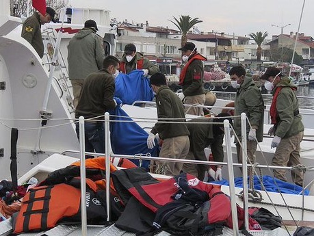 У побережья Турции затонуло судно с мигрантами. Погибли 33 человека
