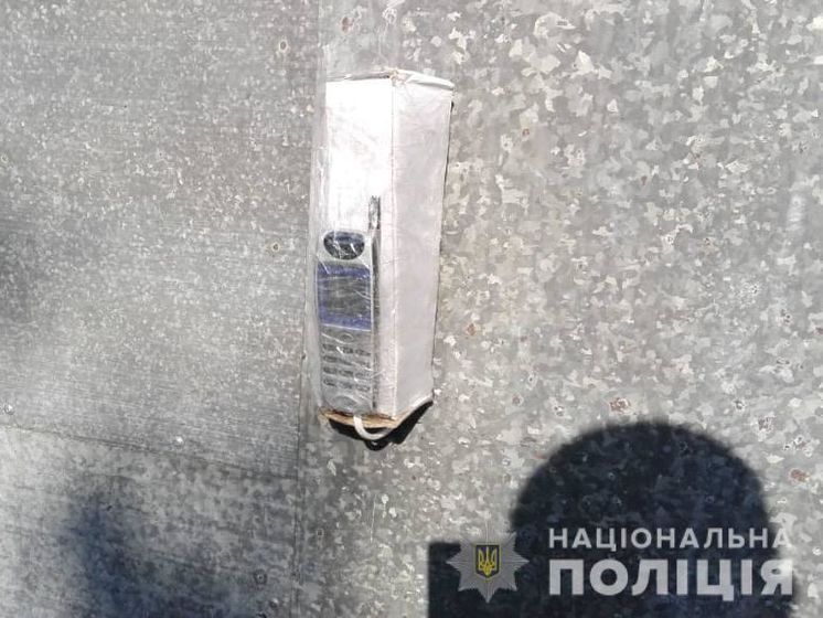﻿У Київській області чоловік, вимагаючи гроші в родичів, прикріпив на гараж муляж бомби – поліція